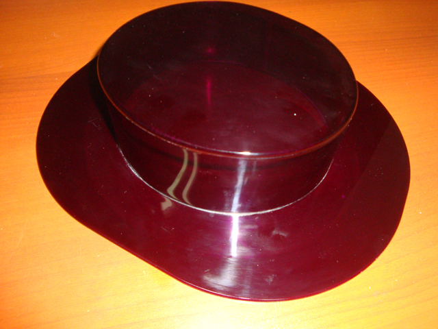 Sombrero en acrílico rojo termoformado