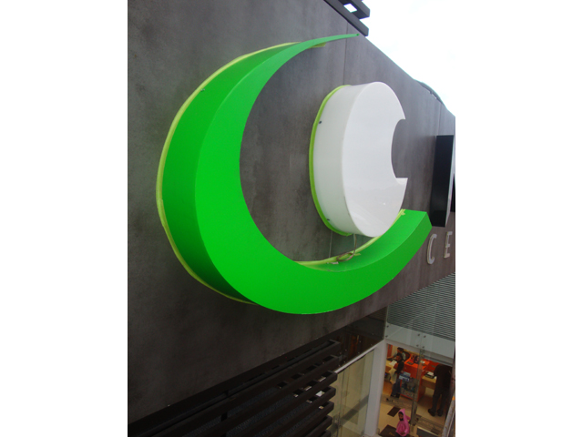 Logo Decorado con Vinilo Adhesivo Verde e Iluminación