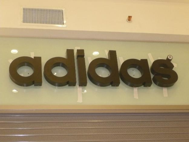 Aviso en Acrílico para Local Adidas